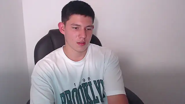 Snapshot of JamesCr_ chatting on 02/26/25, 06:37 JamesCr online show from 02/26/25, 06:37