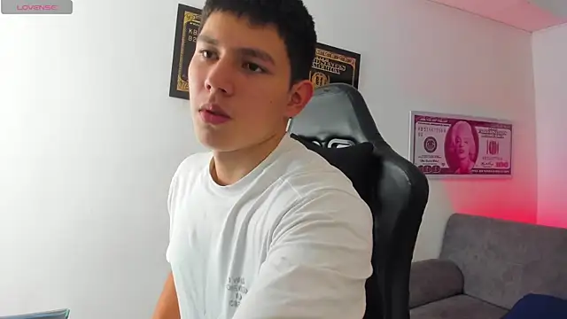 Snapshot of JamesCr_ chatting on 03/08/25, 07:53 JamesCr online show from 03/08/25, 07:53