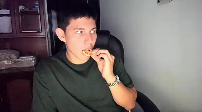 Snapshot of JamesCr_ chatting on 03/11/25, 04:40 JamesCr online show from 03/11/25, 04:40