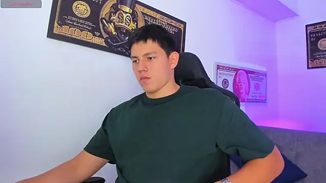 Snapshot of JamesCr_ chatting on 03/11/25, 08:20 JamesCr online show from 03/11/25, 08:20