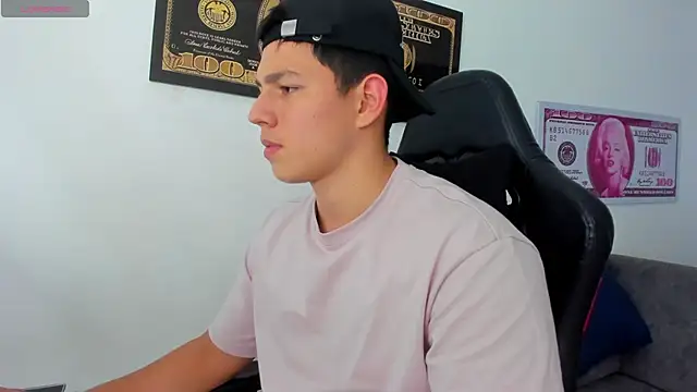 Snapshot of JamesCr_ chatting on 03/15/25, 07:48 JamesCr online show from 03/15/25, 07:48