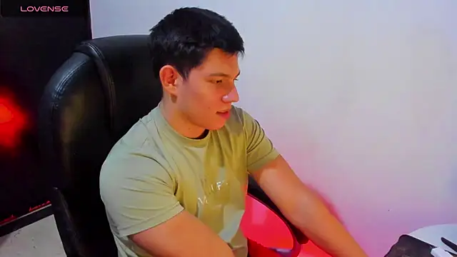 Snapshot of JamesCr_ chatting on 03/19/25, 07:29 JamesCr online show from 03/19/25, 07:29