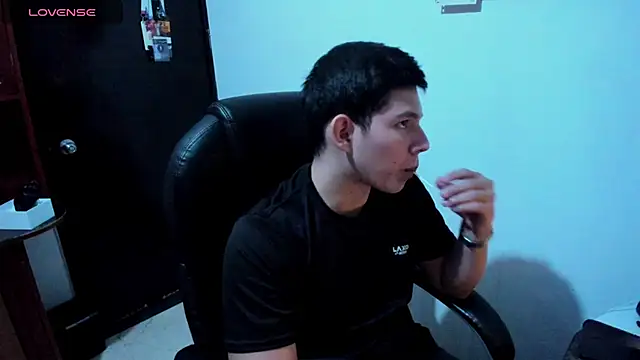 Snapshot of JamesCr_ chatting on 03/21/25, 04:17 JamesCr online show from 03/21/25, 04:17