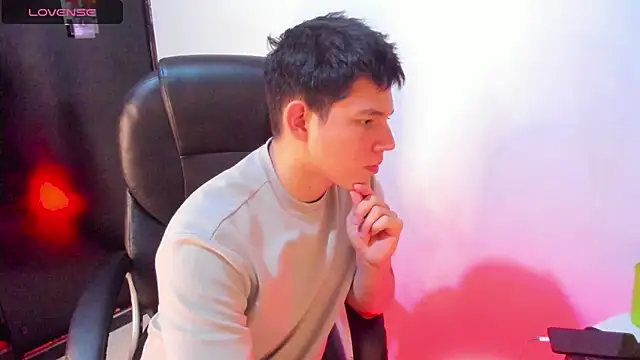 Snapshot of JamesCr_ chatting on 03/22/25, 04:45 JamesCr online show from 03/22/25, 04:45