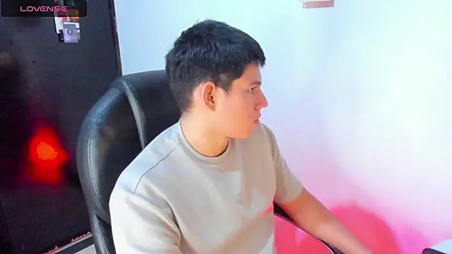 Snapshot of JamesCr_ chatting on 03/22/25, 07:47 JamesCr online show from 03/22/25, 07:47