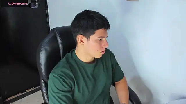 Snapshot of JamesCr_ chatting on 03/23/25, 04:49 JamesCr online show from 03/23/25, 04:49