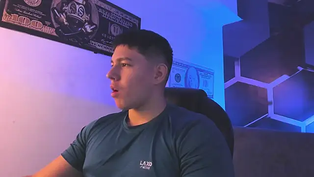 Snapshot of JamesCr_ chatting on 09/13/25, 02:55 JamesCr online show from 09/13/25, 02:55