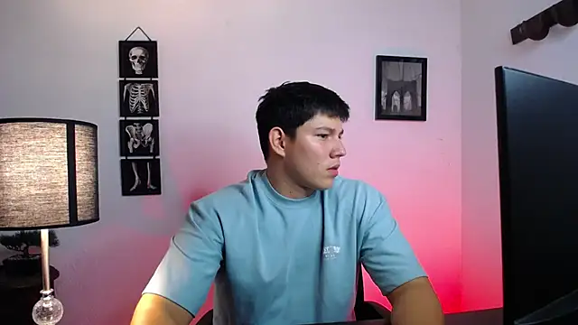 Snapshot of JamesCr_ chatting on 10/21/25, 02:12 JamesCr online show from 10/21/25, 02:12