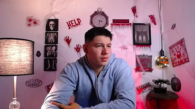 Snapshot of JamesCr_ chatting on 10/28/25, 10:08 JamesCr online show from 10/28/25, 10:08