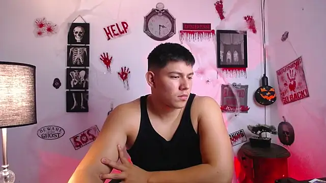 Snapshot of JamesCr_ chatting on 10/28/25, 11:18 JamesCr online show from 10/28/25, 11:18