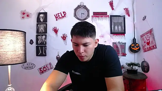 Snapshot of JamesCr_ chatting on 10/29/25, 11:23 JamesCr online show from 10/29/25, 11:23