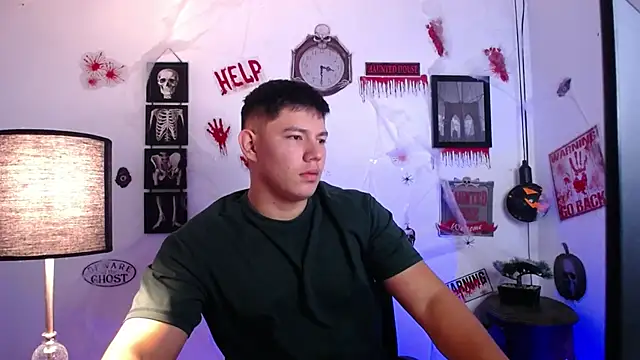 Snapshot of JamesCr_ chatting on 10/31/25, 11:11 JamesCr online show from 10/31/25, 11:11