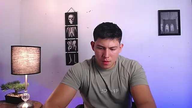 Snapshot of JamesCr_ chatting on 11/05/25, 12:43 JamesCr online show from 11/05/25, 12:43