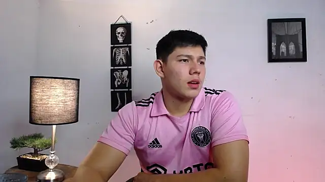 Snapshot of JamesCr_ chatting on 11/12/25, 12:33 JamesCr online show from 11/12/25, 12:33