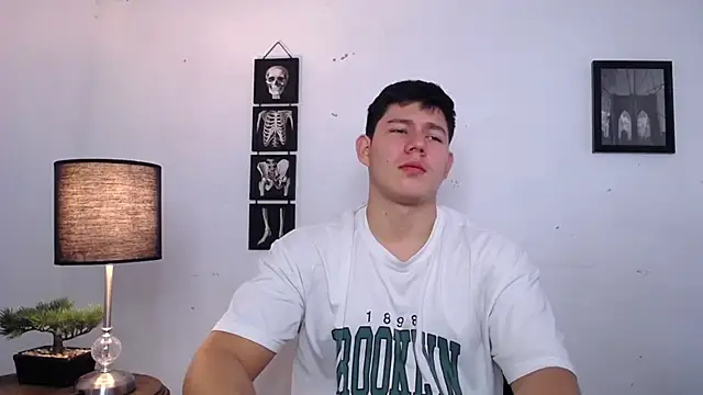 Snapshot of JamesCr_ chatting on 11/20/25, 04:29 JamesCr online show from 11/20/25, 04:29