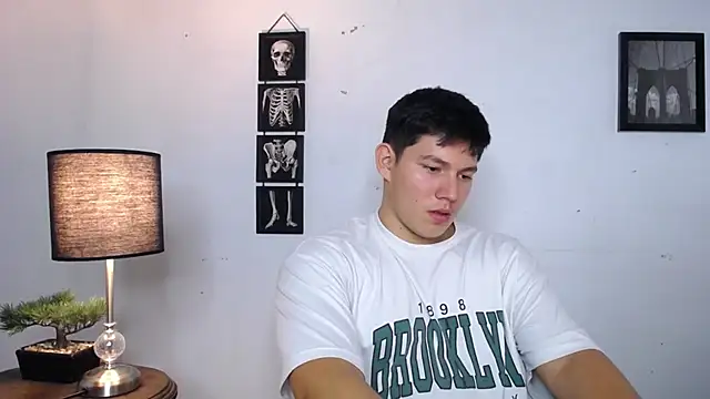 Snapshot of JamesCr_ chatting on 11/21/25, 04:33 JamesCr online show from 11/21/25, 04:33