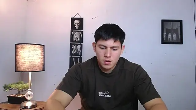 Snapshot of JamesCr_ chatting on 11/25/25, 12:32 JamesCr online show from 11/25/25, 12:32