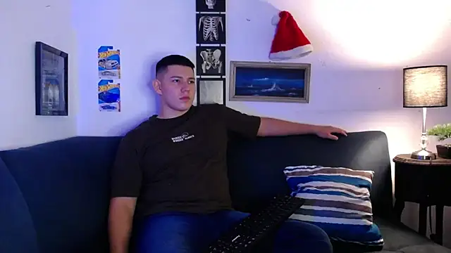 Snapshot of JamesCr_ chatting on 11/29/25, 02:25 JamesCr online show from 11/29/25, 02:25