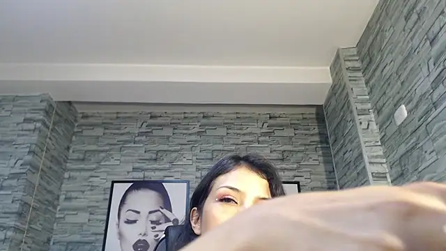 Snapshot of renata_russo_b chatting on 02/12/25, 11:20 renata russo b online show from 02/12/25, 11:20