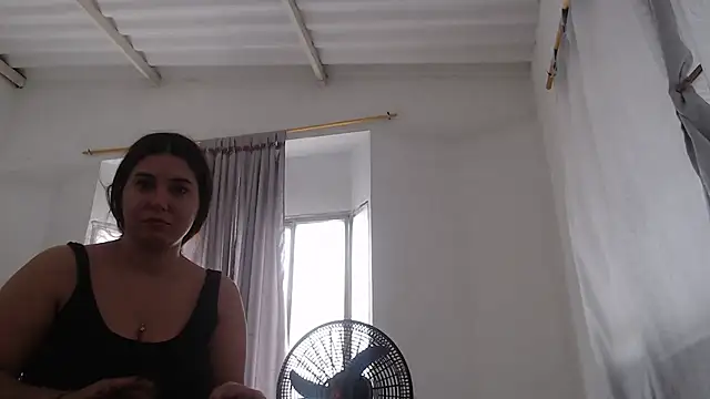 Snapshot of Anniferreira2 chatting on 10/25/25, 02:56 Anniferreira2 online show from 10/25/25, 02:56