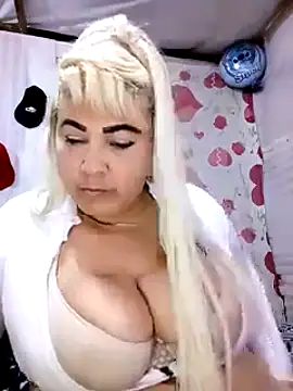 Snapshot of BonniAdams chatting on 09/19/25, 09:59 BonniAdams online show from 09/19/25, 09:59