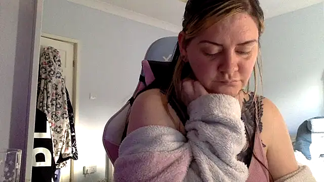 Snapshot of AureliaXOX chatting on 02/22/25, 03:47 AureliaXOX online show from 02/22/25, 03:47