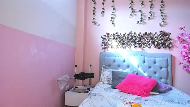 Snapshot of littletammy4u_ chatting on 09/19/25, 12:50 littletammy4u online show from 09/19/25, 12:50