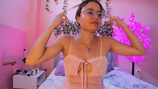 Snapshot of littletammy4u_ chatting on 09/22/25, 01:35 littletammy4u online show from 09/22/25, 01:35