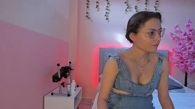 Snapshot of littletammy4u_ chatting on 10/03/25, 12:35 littletammy4u online show from 10/03/25, 12:35