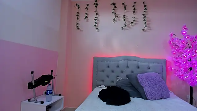 Snapshot of littletammy4u_ chatting on 10/06/25, 12:24 littletammy4u online show from 10/06/25, 12:24