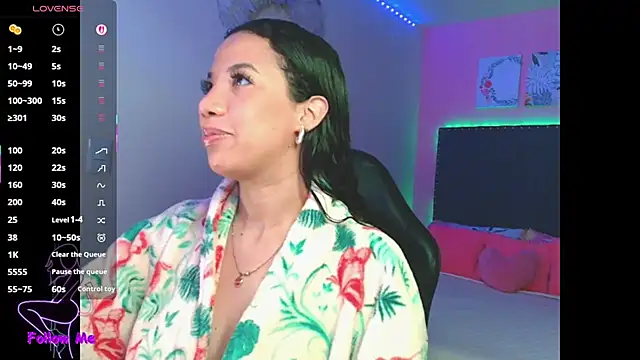 Snapshot of SallyWhitee chatting on 12/20/25, 04:19 SallyWhitee online show from 12/20/25, 04:19