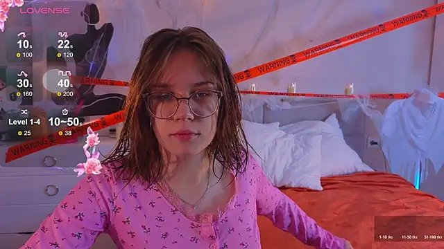 Snapshot of Mia_Luw chatting on 10/26/25, 02:50 Mia Luw online show from 10/26/25, 02:50