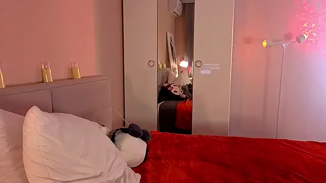 Snapshot of Mia_Luw chatting on 11/15/25, 04:47 Mia Luw online show from 11/15/25, 04:47