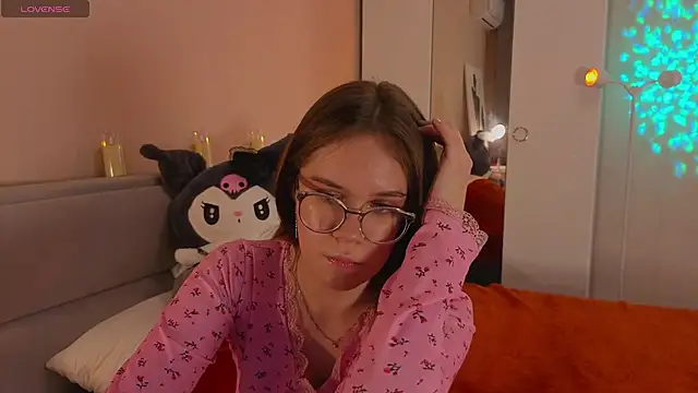 Snapshot of Mia_Luw chatting on 11/16/25, 03:06 Mia Luw online show from 11/16/25, 03:06