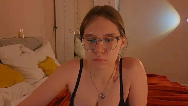 Snapshot of Mia_Luw chatting on 12/14/25, 10:09 Mia Luw online show from 12/14/25, 10:09