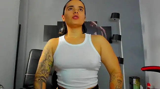 karlyjons12 online show from 02/25/25, 04:42