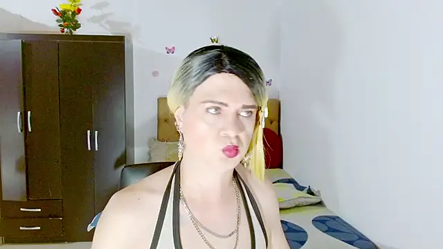 Snapshot of Dolldirtyxxx chatting on 06/26/26, 05:45 Dolldirtyxxx online show from 06/26/26, 05:45