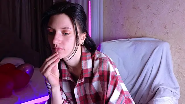 Snapshot of roxy_riot_ chatting on 02/17/25, 04:31 roxy riot online show from 02/17/25, 04:31