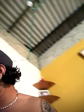 Snapshot of daniel6916 chatting on 11/18/25, 02:43 daniel6916 online show from 11/18/25, 02:43