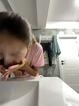 Snapshot of BonyBon29 chatting on 10/20/25, 05:52 BonyBon29 online show from 10/20/25, 05:52