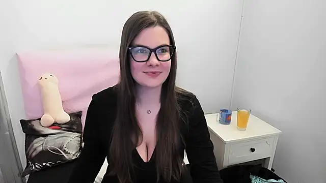 Snapshot of CarolineFlirt chatting on 03/12/26, 03:18 CarolineFlirt online show from 03/12/26, 03:18