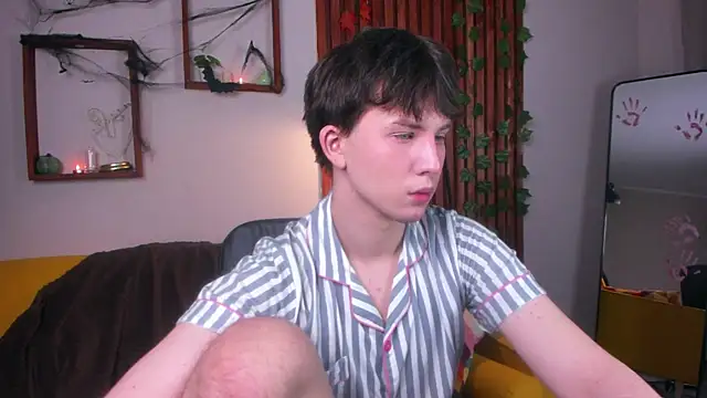 AdrianoAubert online show from 10/31/25, 03:29