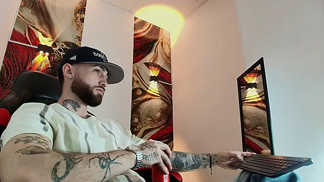 Luke davis01 online show from 10/31/25, 01:23