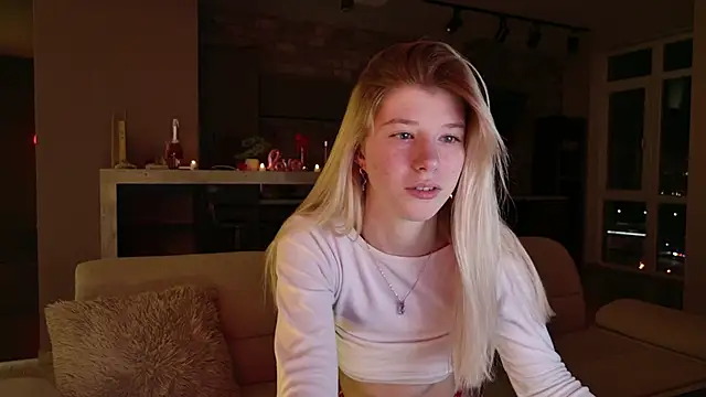 Snapshot of Bella_amory chatting on 02/24/25, 07:19 Bella amory online show from 02/24/25, 07:19