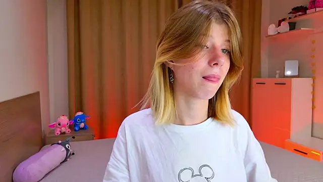 Snapshot of Bella_amory chatting on 10/23/25, 09:46 Bella amory online show from 10/23/25, 09:46