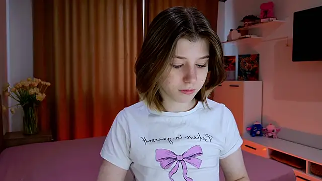 Snapshot of Bella_amory chatting on 02/20/26, 01:44 Bella amory online show from 02/20/26, 01:44