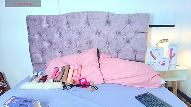 Snapshot of Skye_Moore chatting on 11/05/25, 07:14 Skye Moore online show from 11/05/25, 07:14