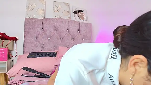 Snapshot of Skye_Moore chatting on 03/05/26, 06:48 Skye Moore online show from 03/05/26, 06:48