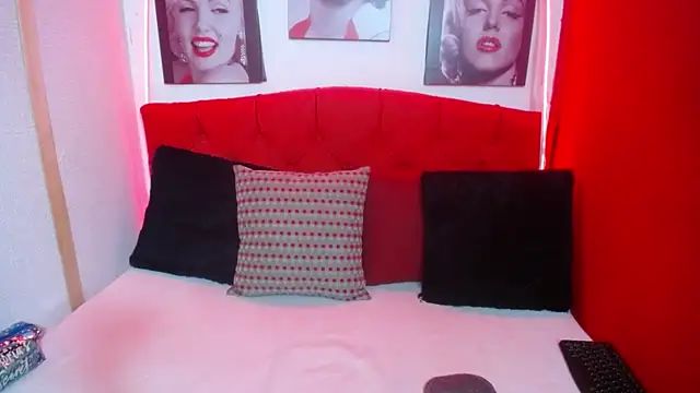 Snapshot of Tiana_Ebony18 chatting on 09/28/25, 11:59 Tiana Ebony18 online show from 09/28/25, 11:59