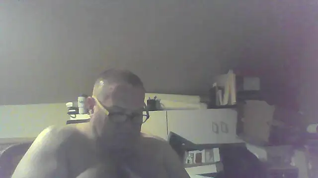 Snapshot of mkestr69 chatting on 04/13/26, 03:34 mkestr69 online show from 04/13/26, 03:34